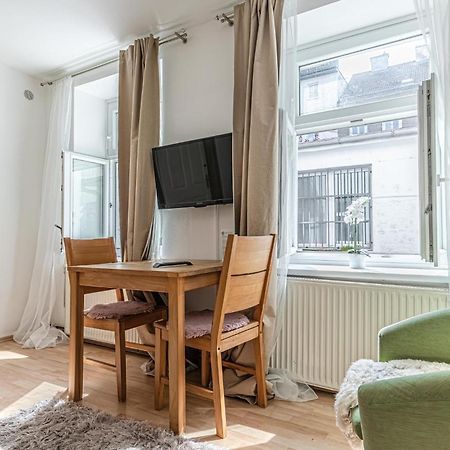 וינה City Vibes: 1Br Apt, 10 Min To Westbahnhof מראה חיצוני תמונה